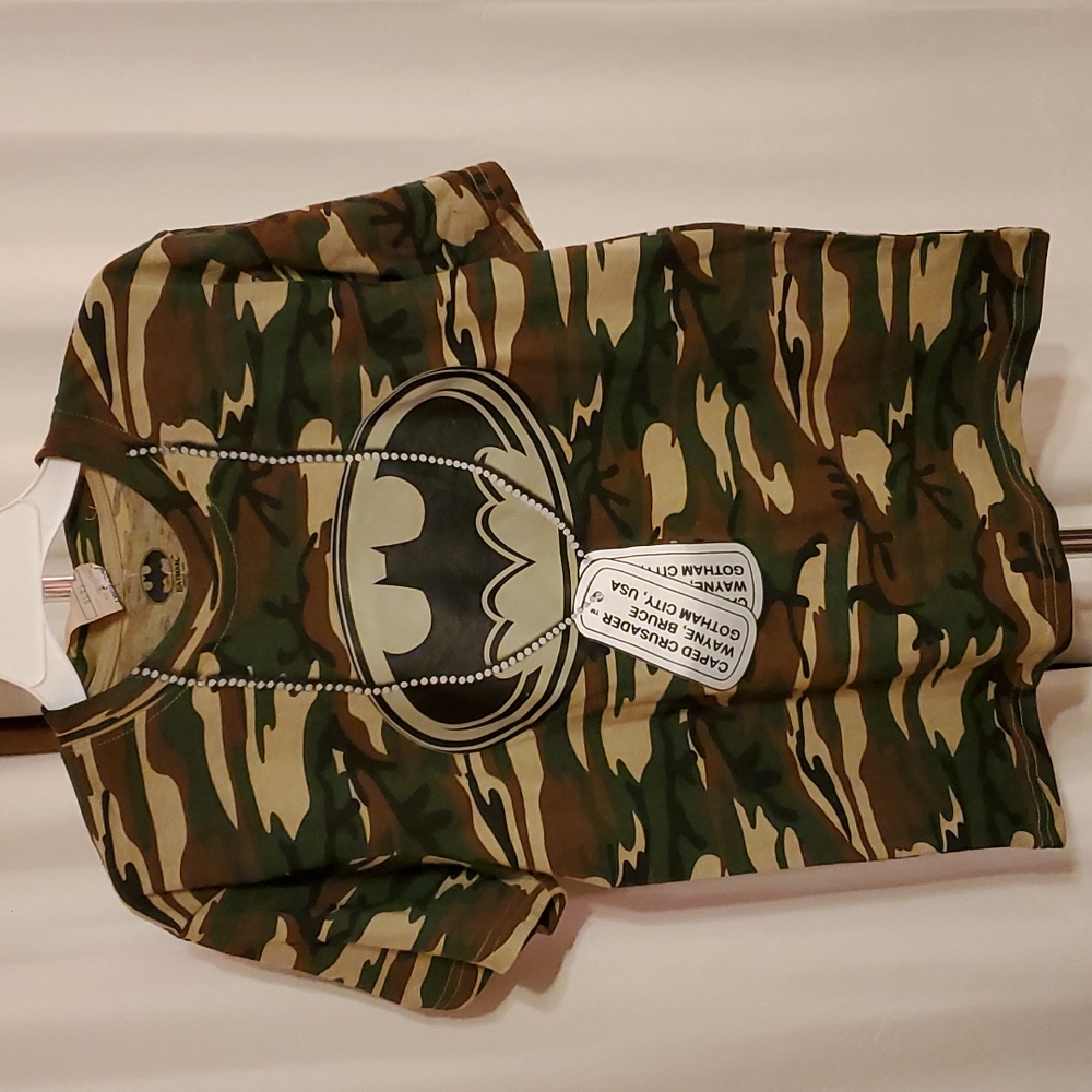 🌷NWT Marvel Batman shirt